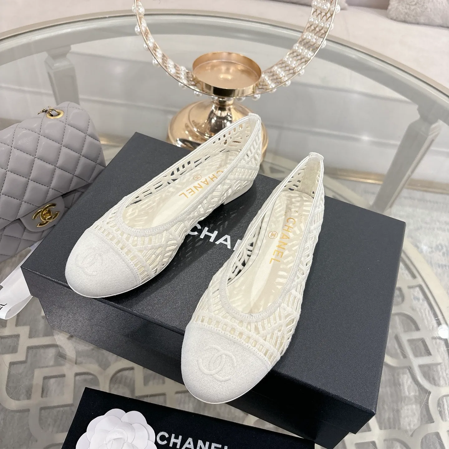 👟👟Ex-factory price 520👟👟 Chanel 25SS finally comes out with woven ballet shoes‼ ️ Shoes worthy of their own article, I have to say that they are finally waiting for you! So elegant and chill. Wear it in the summer to enjoy the breeze and walk on the street. Round square toe design. Cute and cute~ The appearance is super online. When you wear it, you will feel like a wealthy daughter. I thought it was good-looking. Only when I put it on my feet do I know how easy it is to wear~ Upper: Exclusive custom-made mesh (comfortable and breathable) Foot pad: Sheepskin Outsole: Genuine leather sole imported from Italy Size: 35-39 (customized at 40.41.42)